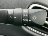 レバーには照明に関する表示がまとまり、AUTOの表記も確認できます。各位置のマークが見分けやすく、周囲の明るさや走行環境に合わせた操作に活用できます。