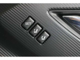 運転席シートポジションメモリー機能:リフター、チルト、リクライニングの各ポジションを自動的に再現できます。