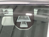 【レーダーブレーキサポート】低速時に車を検知し、衝突が避けられないと判断したときは自動でブレーキが作動。