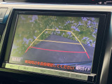 車両後方の映像にガイドラインが表示され、後退時の周囲確認をサポートします。モニター上で後方の状況を把握しやすく、駐車時や狭い場所での取り回しに役立つ装備です。
