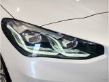 【LEDヘッドライト】先進のLEDテクノロジーを採用。放射される白色光の周波特性は太陽光に近く、バイキセノン・ヘッドライトを上回るコントラストで更に明るく輝きます!