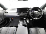 上質で落ち着いた印象のインパネ。視界も広々で運転しやすいです。