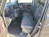 運転席まわりを広く見渡せるレイアウトで、前方の視界も開けています。左右のシートは落ち着いた色合いで、座面の形状や足元のスペースも分かりやすく、毎日の通勤にも便利です。