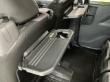 【格納式シートバックテーブル】車内でのお食事などで活躍♪カップホルダーも備えています。