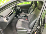 助手席から運転席まで見渡せる前席空間で、シートには模様入りの生地と異なる色合いが配されています。座面や背もたれの形状も確認しやすく、ゆったりと腰掛けて室内の雰囲気をご覧いただけます。