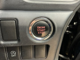 【ENGINE START/STOP】スマートキーをポケットやバッグに入れたままで、キーを差し込むことなくボタンを押すだけでエンジンが始動します。