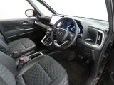 シンプルで使いやすいデザインの運転席です。