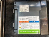 減速時の回生エネルギーを利用して発電したエネルギーを蓄え、オーディオやエアコン、ヘッドライトなどに使う事で、エンジンの負担を減らす「S-エネチャージ」搭載車両です。
