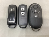 スマートキーを装備しています。鍵を差し込むことなくドアロックの開け閉めと、スタートボタン操作でのエンジンスタートができます。加えて、純正リモコンエンジンスターター用の操作キーもついています。