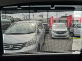 リア席にサンシェード装備しております!!強い日差しをやわらげ日焼け対策に!!車内の暑さも軽減し、快適に過ごせます!!