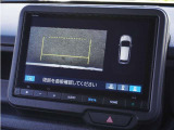 【トップダウンビュー】真上から見下ろしたような視野範囲のビュー。停止位置と距離感が掴みやすい表示、ガイド線のサポートで駐車も安心です。