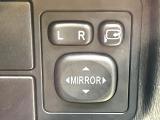 【電動格納ミラー】サイドミラーは電動格納式となっており、狭い駐車場でもキズがつくリスクを抑えられます。