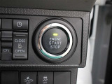 電子カードキーを携帯していれば、ブレーキを踏みながらエンジンスイッチを押すだけで、エンジンが始動します。