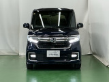 LEDヘッドライトを装備しています。LEDヘッドライトはとても明るく、雨の日や夜間走行も安全・安心です。オートライトコントロール付きで周囲の明るさに応じて自動で点灯・消灯します