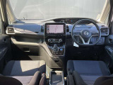 運転席周りになります。内装色はブラックです。