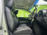 運転席と助手席はゆったりとした印象で、座面や背もたれに落ち着いた配色を採用。前方や側方の視界も確保され、乗り込んだ際にくつろぎやすい空間です。