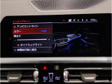 【ⅰドライブナビゲーション】文字情報も鮮明に表示する高解像度カラーディスプレイを採用。視認性に優れた地図デザインと特徴的な建造物を目印にした描写表示で現在位置を把握できます。地図データの更新も可能です