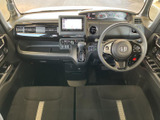 運転席まわりはメーターや画面が見渡しやすく、視線を移しやすいレイアウトです。前席からの見通しもよく、落ち着いた色合いの内装が広がるため、乗る方それぞれが過ごしやすい空間です。