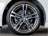 BMW純正アルミホイールです。納車時にはアルミホイールコーティングも承っております!是非ご検討下さいませ。