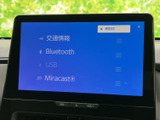 BluetoothやUSB、Miracastなどのメニューを表示し、用途に応じて選択できます。接続方法を画面で確認しながら使えるため、日常の移動中にも便利です。
