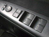 各席のパワーウインドウを手元で操作可能。使い勝手の良い設計です。