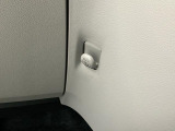 【フック】フックの用途は様々。手荷物のバッグや買い物袋、ビニール袋をぶら下げてゴミ箱にしても良いですね♪