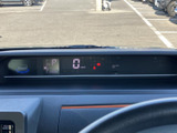 速度やシフト位置などの走行に必要な情報を、運転席前方でまとめて確認できます。表示が視線の先にまとまり、出発前や停車時にも状態を把握しやすい配置です。