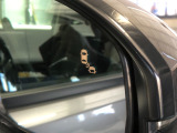 【ブラインドスポットインフォメーション】走行中に、斜め後ろの車を検知すると、ドアミラーのマーク点灯にてお知らせします。