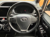 【純正革巻きステアリング】上質な革を使用することで、手にしっかり馴染みとても運転しやすいハンドルです♪