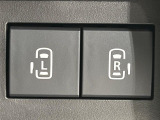 【両側パワースライドドア】スマートキーや運転席のスイッチで後席両側スライドドアの開閉が可能♪電動だから力を入れてドアを開ける必要が無く、小さなお子様でも簡単に開け閉めでき快適です♪