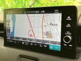地図上に現在地や道路が表示され、画面下部にはナビや電話、オーディオなどの項目が並びます。必要な情報をひと目で確認しやすく、目的地を確認しながら移動する日常に役立ちます。
