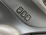 【メモリー機能付きパワーシート】ドライバーごとに設定したシート位置を記憶して、ボタン一つで切り替えできる便利な機能!運転する方が複数名いらっしゃるご家庭におすすめです♪