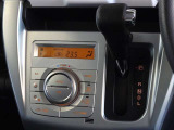 車内を快適に、オートエアコンを装備しています。