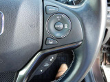 レーダークルーズコントロール付車です。こちらのステアリングスイッチで設定が可能で、車間距離の認識、車速の設定、追従走行等が全車速において可能です。高速走行時等で大変便利です。