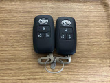 【スマートキー】 スマートキーを携帯していれば、ドアハンドルのボタンを押してロックの解除ができ、パワースライドドアもワンタッチで開閉できます。