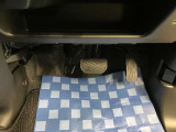 【ペダル類】操作性を考慮したペダル配置となっております。