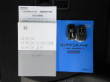 カギをバッグやポケットに入れたままでもドアロックの開閉やエンジン始動ができる『スマートキー』付き!暗くなってもキー穴を捜す必要が無くとっても便利ですから人気の装備です!