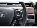 Hondaセンシングの機能のひとつ、アダプティブクルーズコントロール付!アクセルから足を離しても設定したスピードと前車との車間を保ち走行してくれます!車線維持もアシスト☆高速道路で疲労軽減ですね☆