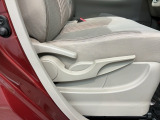 シートハイトアジャスターが付いているので運転姿勢を調整するのに便利ですね。身長に合ったシートポジションは安全運転や疲労軽減にもつながります。
