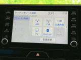 ラジオやテレビ、Bluetoothなど、音源を画面から選択できる構成です。表示が整理されていて切り替え先を見つけやすく、気分や状況に合わせた音楽や情報の利用に便利です。