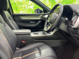 座面と背もたれにゆとりを感じる運転席まわりで、身体を預けて落ち着いて過ごせます。前方から側方まで視線を移しやすく、手の届く位置にまとまった室内空間は日々の移動にも便利です。