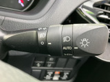 レバーには各種表示が記され、手元で機能を確認しやすい仕様です。運転席に座ったまま視認しやすく、走行前に操作部の位置や表示を把握しやすい装備です。