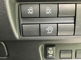 車両の周囲を確認するためのスイッチ類がまとまり、必要な操作を見つけやすい配置です。駐車や狭い場所での取り回しなど、周辺への注意が必要な場面で活用できます。