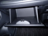 大型のグローBOXが装備されています。よく使うアイテムの収納に便利です、欲しい時にすぐに取り出せます♪
