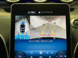 【全方位型モニター】クルマを上空から見下ろしているかのように、直感的に周囲の状況を把握できる全方位型モニター。狭い場所での駐車でも周囲が映像で確認できます。