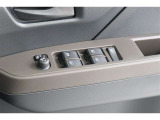 パワーウィンドウのスイッチです。車種によっては鍵のロック・アンロックに連動してミラーが開閉する「オートリトラクタブルミラー」も装備!