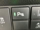 パーキングセンサーシステムは走行中に障害物が迫ると音と表示でお知らせ、低速走行時時の安心感を高めます