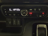 フルオートエアコンです。運転席と助手席でシートヒーター付いてます。