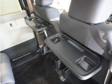 ◆シートバックテーブル◆フロントシートの背面に後席用のテーブルがついています。小物が置けて!カップホルダーもあります、ドライブ中や休憩時にも便利なテーブルです。