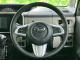 手元にはオーディオ関連のスイッチが備わり、運転姿勢を大きく変えずに機器の操作ができます。走行中も視線移動を抑えながら扱いやすく、日常の移動で便利です。
